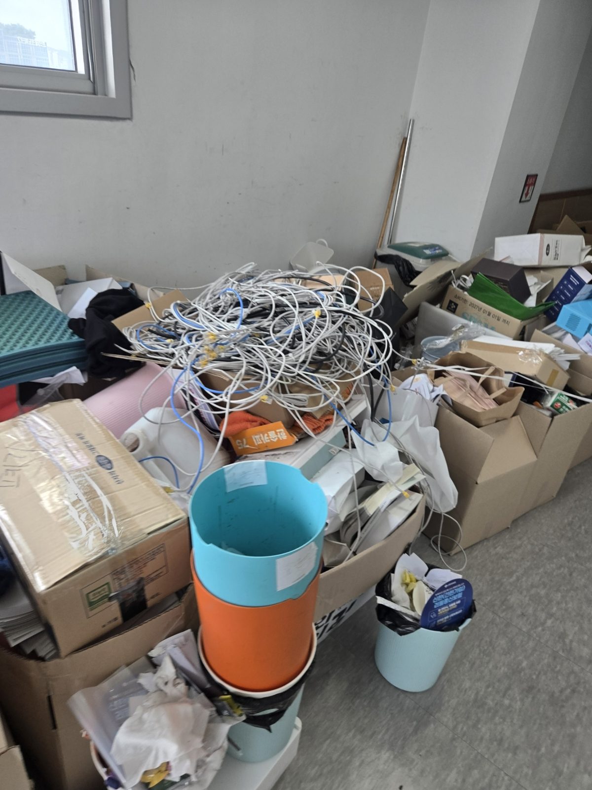 사무실 집기와 폐기물 집중 정리